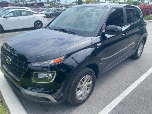 Black Noir Pearl 2022 Hyundai VENUE SE