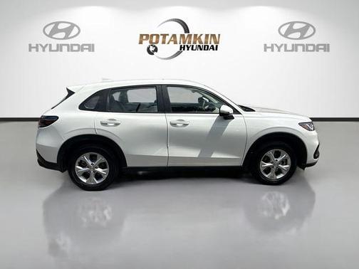 Platinum White Pearl 2024 Honda HR-V LX