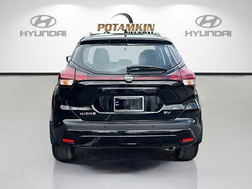 Super Black 2024 Nissan Kicks SV