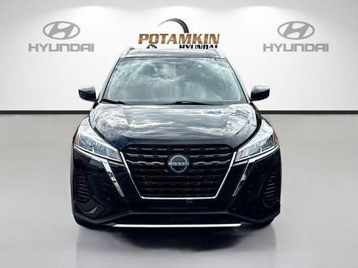 Super Black 2024 Nissan Kicks SV