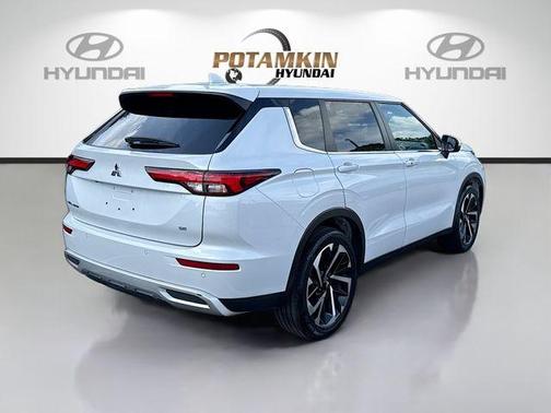 White Diamond 2023 Mitsubishi Outlander SE Black Edition