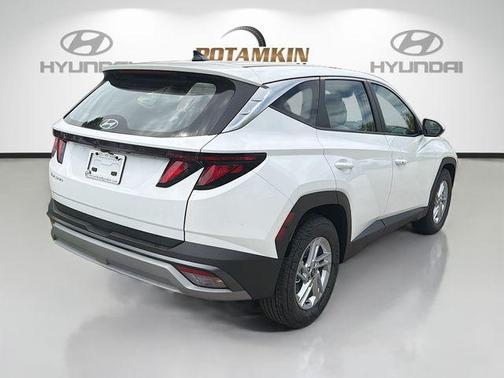 White Pearl 2026 Hyundai TUCSON SE