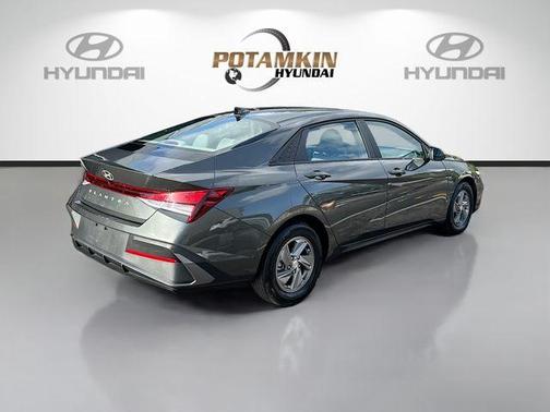 2024 Hyundai ELANTRA SE