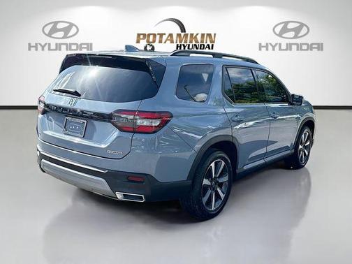 Gray 2024 Honda Pilot Touring