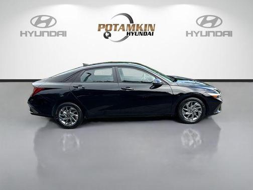 Black 2024 Hyundai ELANTRA SEL