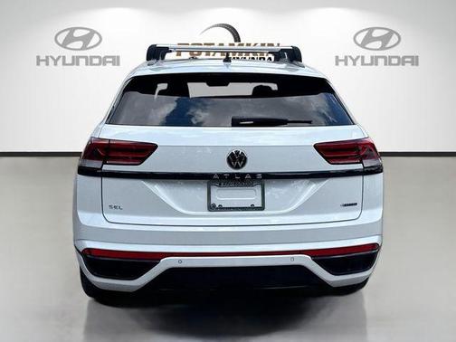 Opal White Pearl Effect 2023 Volkswagen Atlas Cross Sport 2.0T SEL R-Line Black