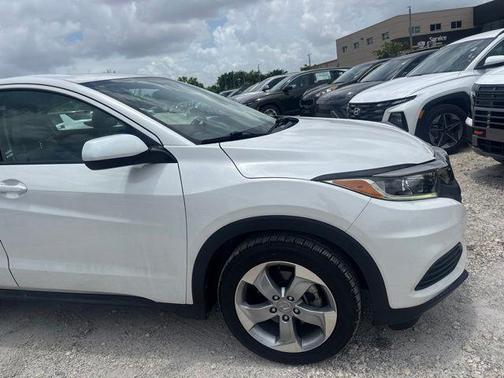 Platinum White Pearl 2021 Honda HR-V LX