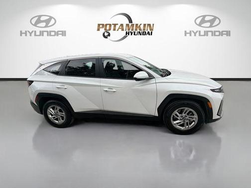 White Pearl 2025 Hyundai TUCSON SE