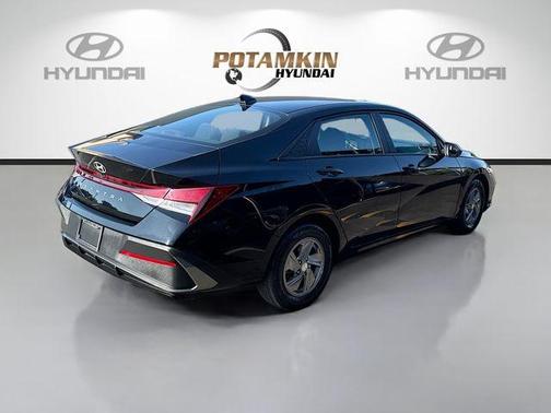 Black 2025 Hyundai ELANTRA SE