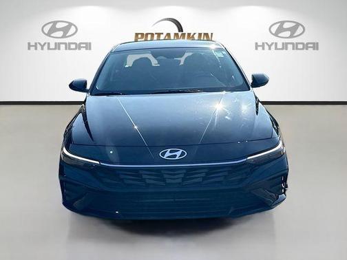 Black 2025 Hyundai ELANTRA SE
