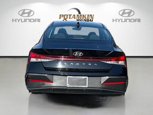 Black 2025 Hyundai ELANTRA SE