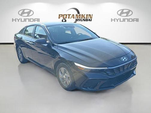 Black 2025 Hyundai ELANTRA SE