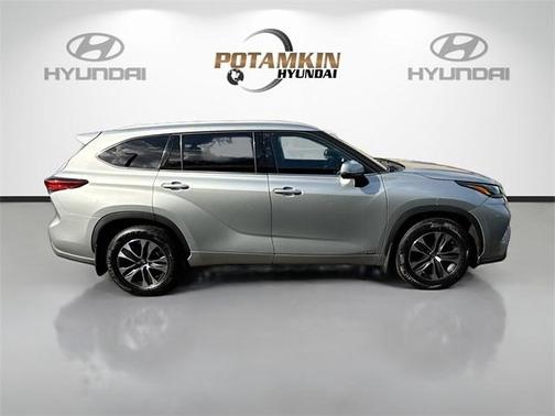 2022 Toyota Highlander Hybrid XLE