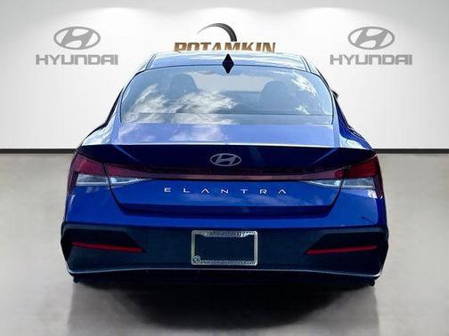 2024 Hyundai ELANTRA SE