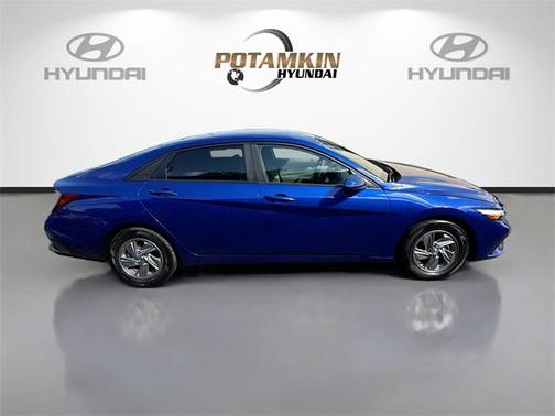 2024 Hyundai ELANTRA SE