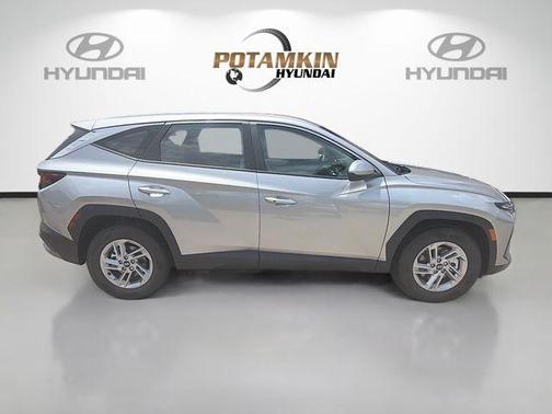 Shimmering Silver 2026 Hyundai TUCSON SE