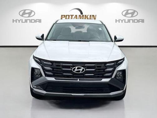 White Pearl 2025 Hyundai TUCSON SE