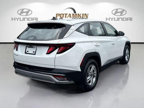 White Pearl 2025 Hyundai TUCSON SE