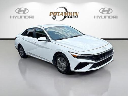White 2025 Hyundai ELANTRA SE