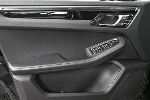 2025 Porsche Macan AWD