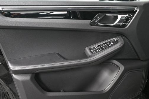 2025 Porsche Macan AWD