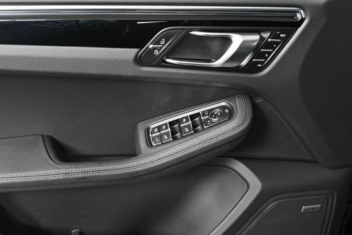 2025 Porsche Macan AWD