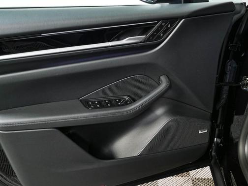 Jet Black Metallic 2025 Porsche Macan Macan Electric