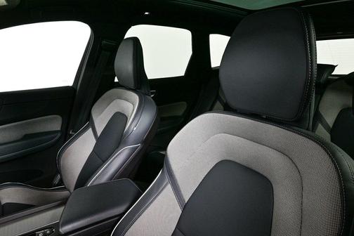 2022 Volvo XC60 Recharge Plug-In Hybrid T8 R-Design