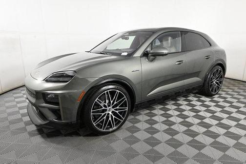 2025 Porsche Macan Turbo