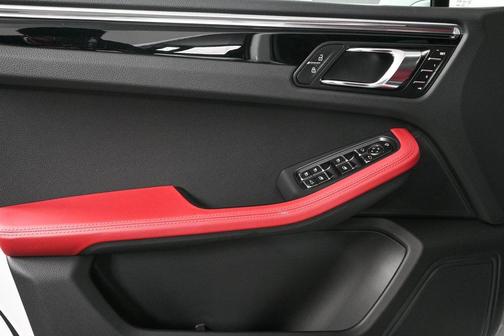 2025 Porsche Macan AWD