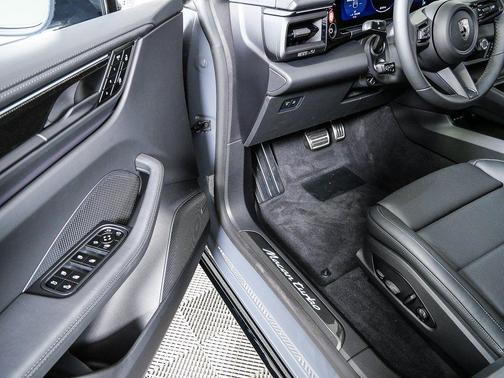 2025 Porsche Macan Turbo