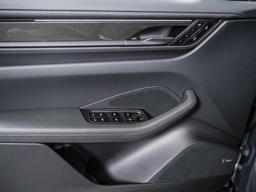 2025 Porsche Macan Turbo