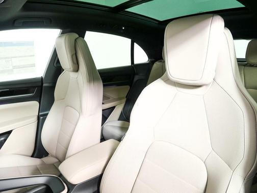 2025 Porsche Macan RWD