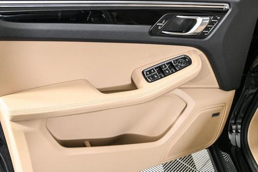 2025 Porsche Macan AWD