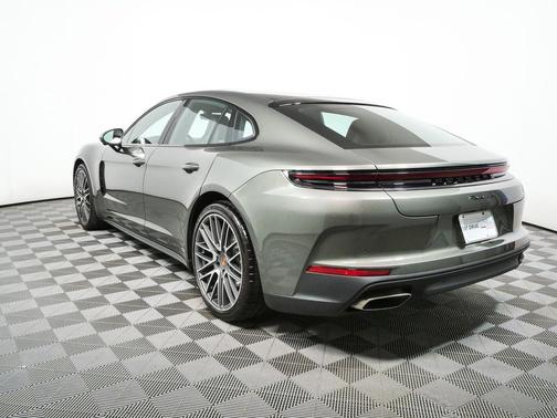Aventurine Green Metallic 2025 Porsche Panamera 4
