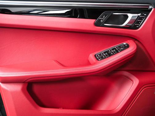 2025 Porsche Macan AWD