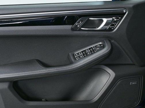 2025 Porsche Macan AWD