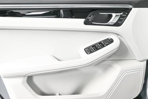 2025 Porsche Macan AWD