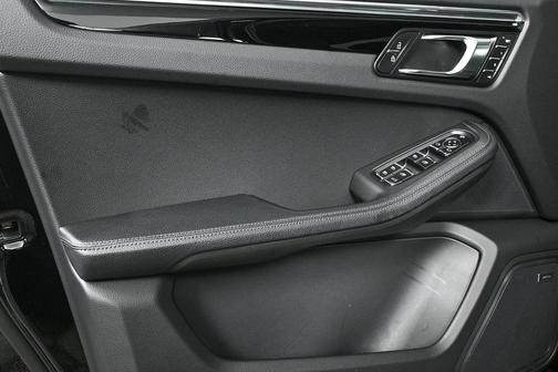 2025 Porsche Macan AWD