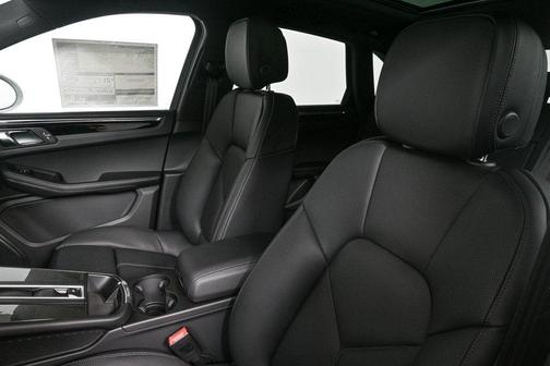 2025 Porsche Macan AWD