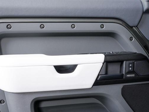 2025 Land Rover Defender V8