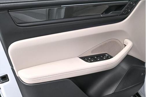 2025 Porsche Macan Turbo