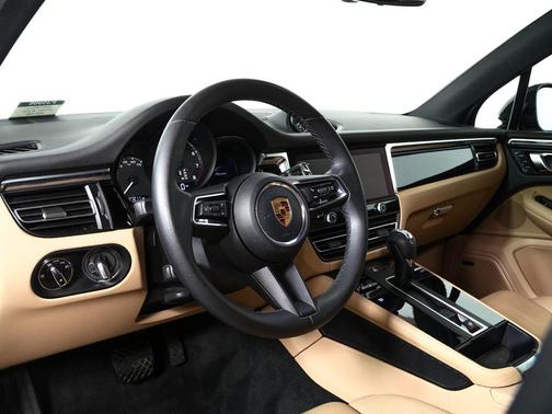 2022 Porsche Macan AWD