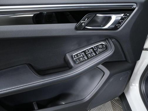 Chalk 2024 Porsche Macan Macan