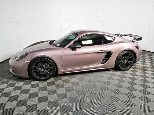 Frozen Berry Metallic 2022 Porsche 718 Cayman T