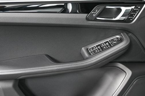Dolomite Silver Metallic 2026 Porsche Macan Macan