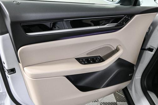 2025 Porsche Macan RWD