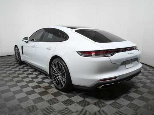 2022 Porsche Panamera 4