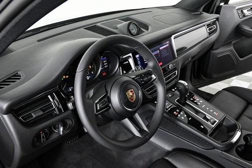 2025 Porsche Macan AWD