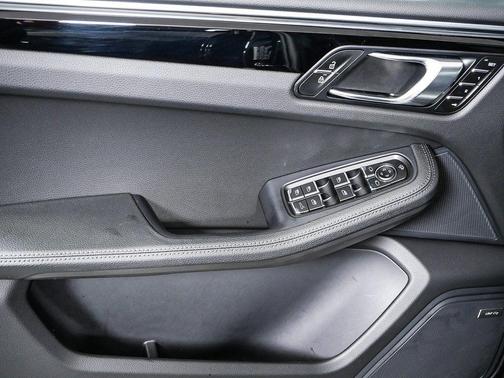 2025 Porsche Macan AWD